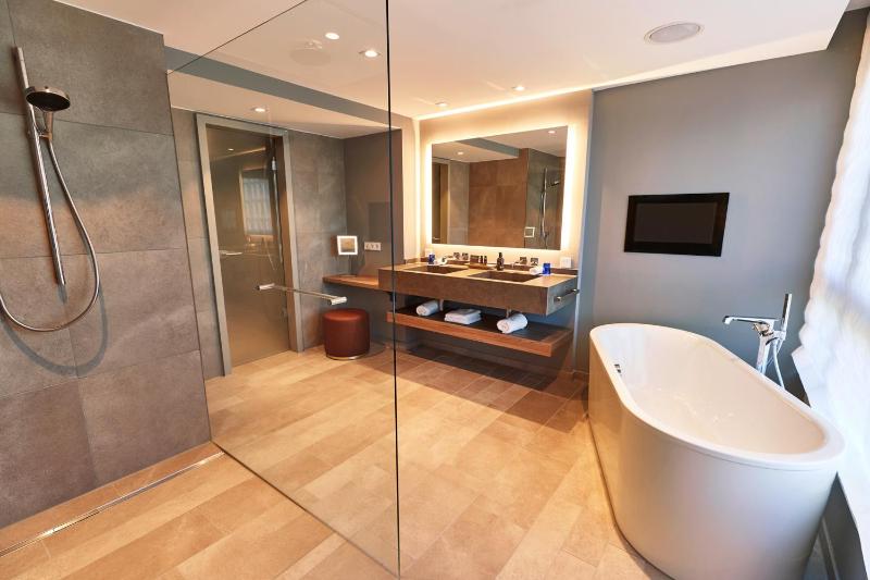 Deluxe Suite image 2