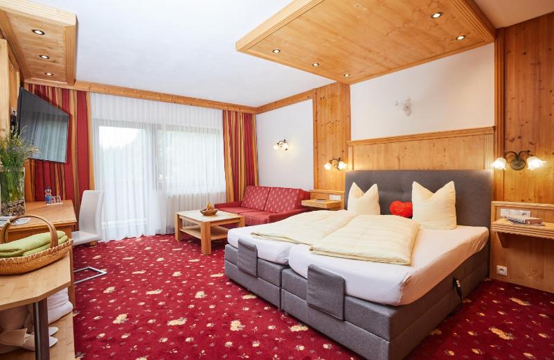 Double Room with Balcony image 3