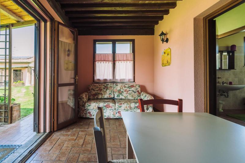 One-Bedroom Apartment Comfort image 3