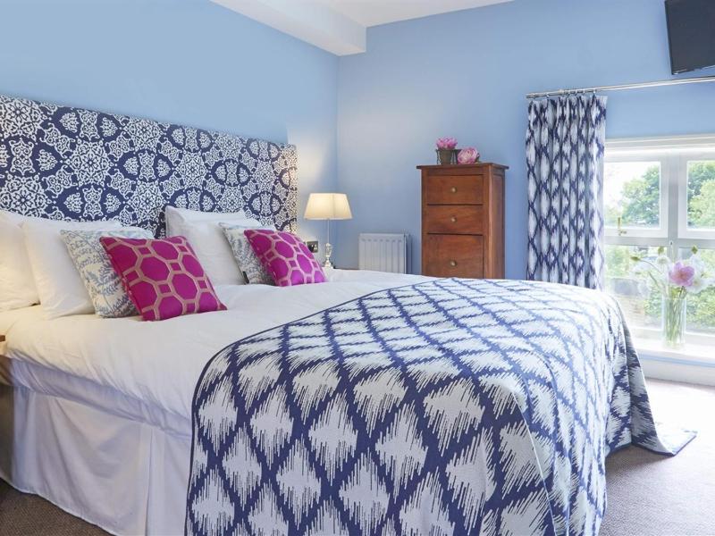 Twin Room with Private Bathroom image 1