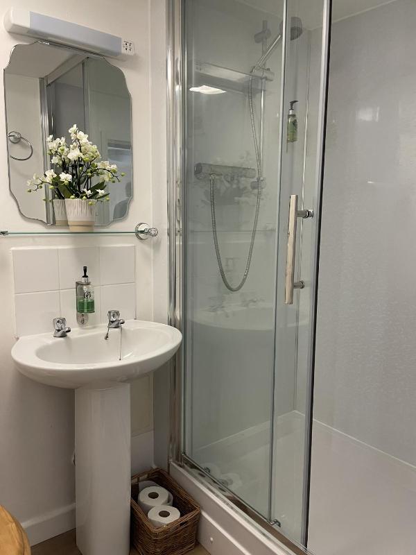 Twin Room with Private Bathroom image 3
