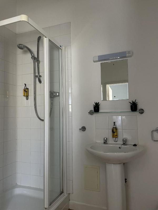 Twin Room with Private Bathroom image 2