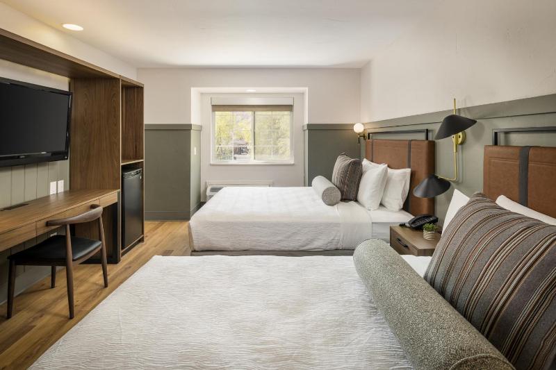 Standard Double Queen Room image 2