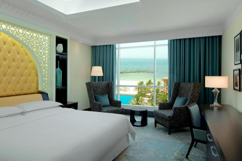 Superior Deluxe King with Sea View image 1