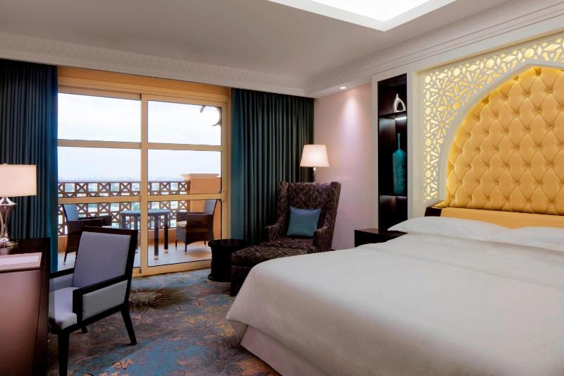 Deluxe King with City View and Balcony image 1