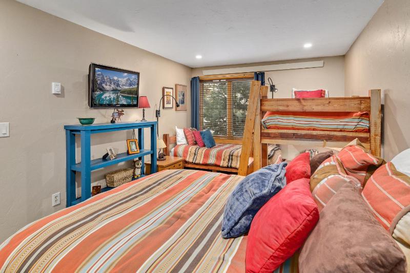 Bear Claw 107 - Unbeatable Ski-in Ski-out Access & Winter Shuttle! - image 12