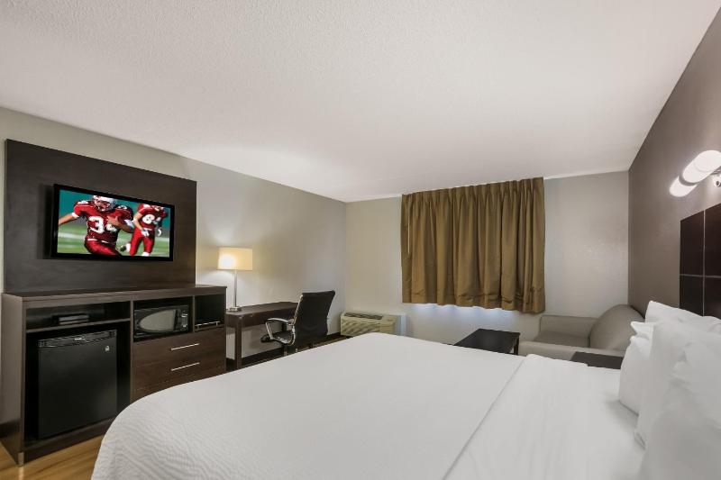 Deluxe King Room with Sleeper Sofa Disability Access Smoke Free image 3