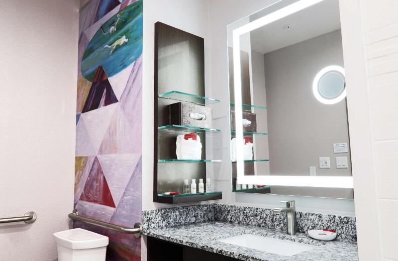 King Suite with Bath Tub - Disability Access/Non-Smoking image 2