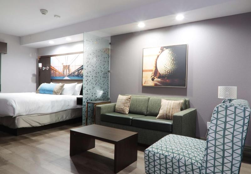 King Suite with Sofa Bed - Non-Smoking image 4