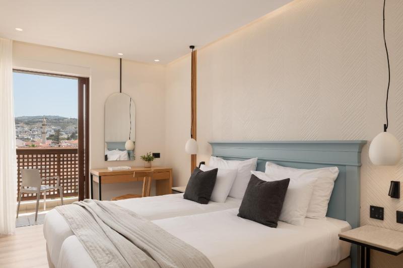 Double Room image 3