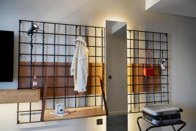 Moxy Triplet, Larger Guest room, 1 Queen image 1