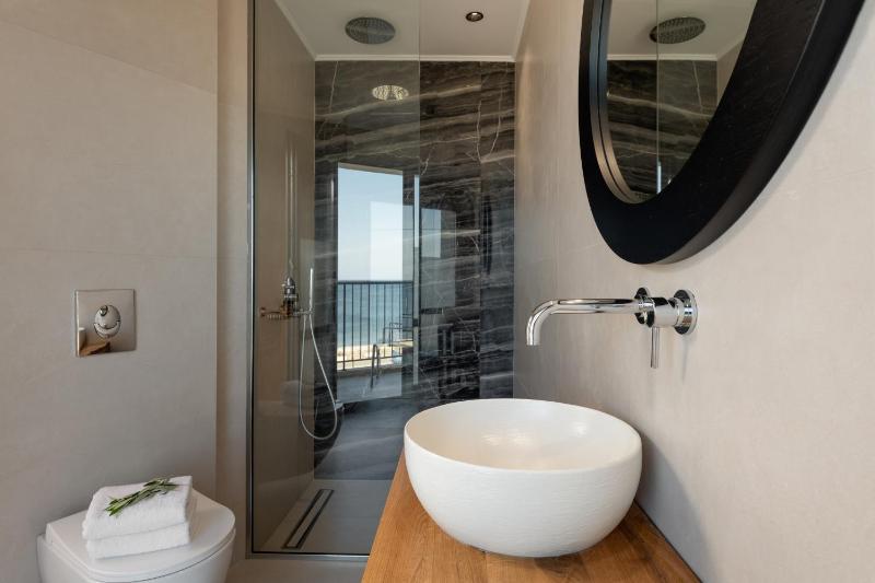 Double Room with Sea View image 3