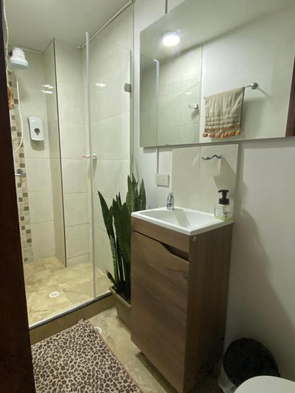 Apartaestudio lindo cómodo cercano a todo con portería y parqueadero cubierto gratis!! - image 16