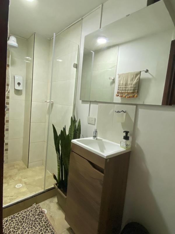 Apartaestudio lindo cómodo cercano a todo con portería y parqueadero cubierto gratis!! - image 6