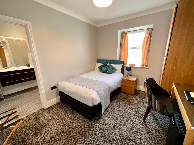 Small Double Room image 4