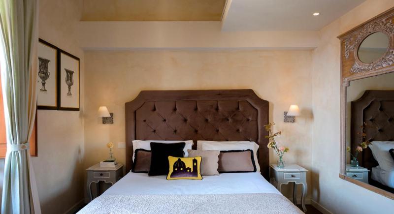 Deluxe Double Room image 2