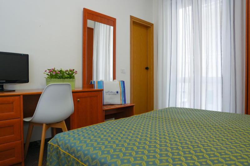 Double Room with Balcony image 4