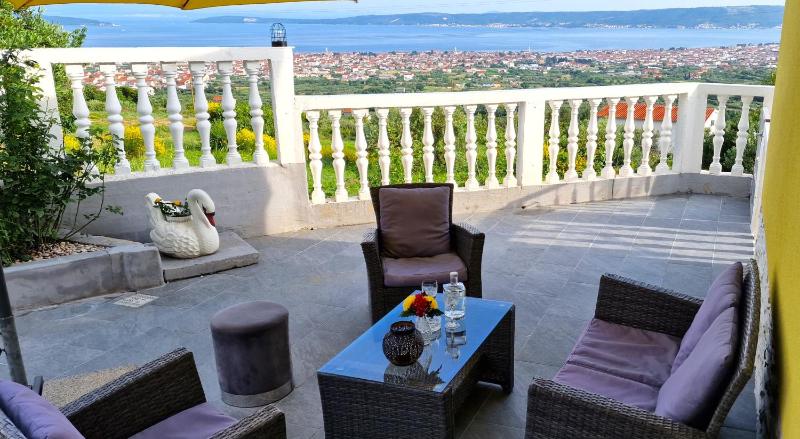 Sunny Holiday House with pool - image 12