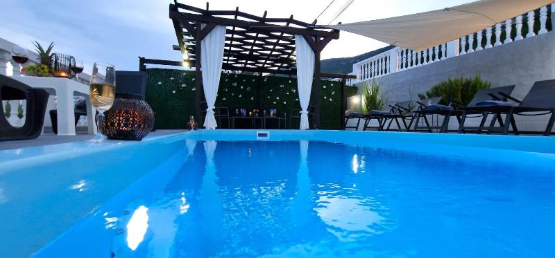Sunny Holiday House with pool - image 27
