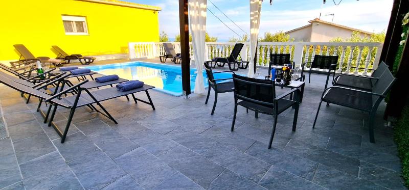 Sunny Holiday House with pool - image 4
