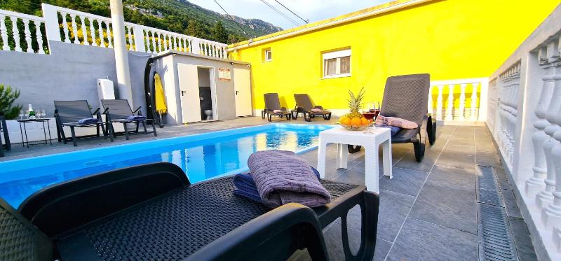 Sunny Holiday House with pool - image 43