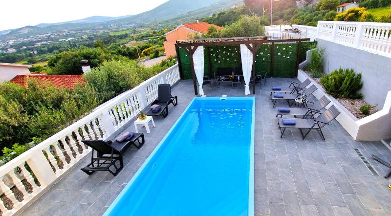 Sunny Holiday House with pool - image 48