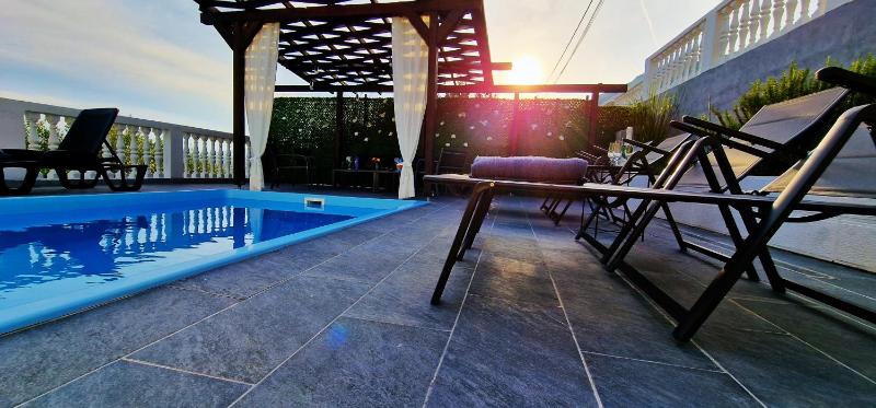 Sunny Holiday House with pool - image 3