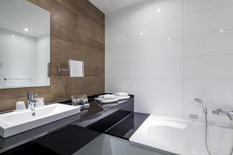 Deluxe Twin Room with Balcony or Terrace image 4