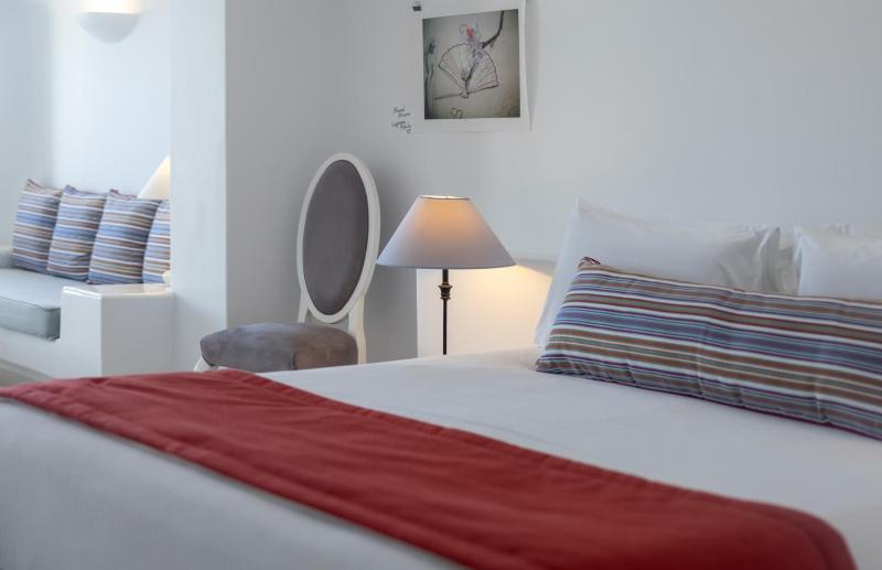 One-Bedroom Suite with Outdoor Hot Tub and Sea View image 4