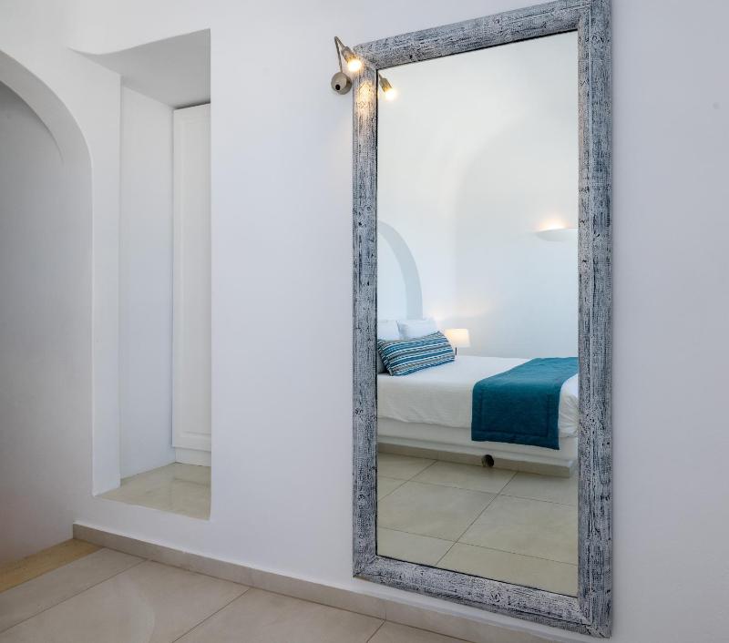 Two-Bedroom Suite with Outdoor Hot Tub and Sea View image 2