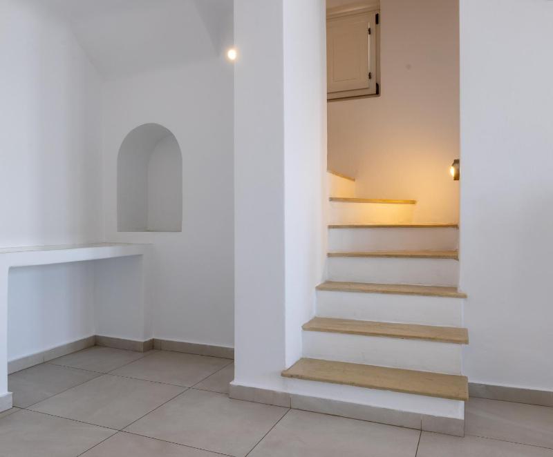 Two-Bedroom Suite with Outdoor Hot Tub and Sea View image 3