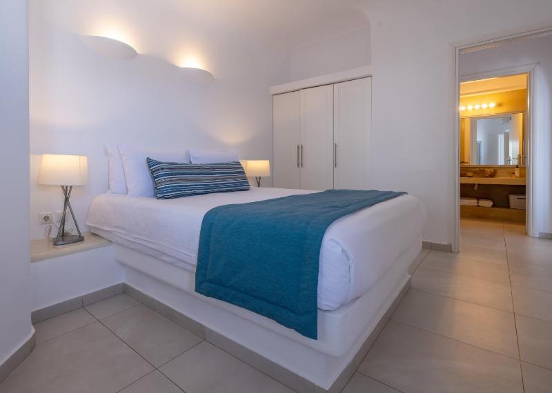 Two-Bedroom Suite with Outdoor Hot Tub and Sea View image 4