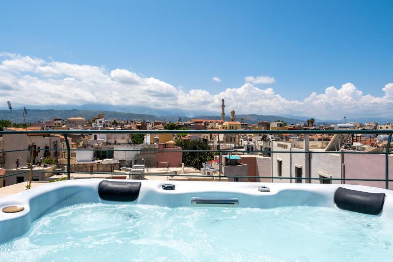 Suite - Split Level with Hot tub image 2