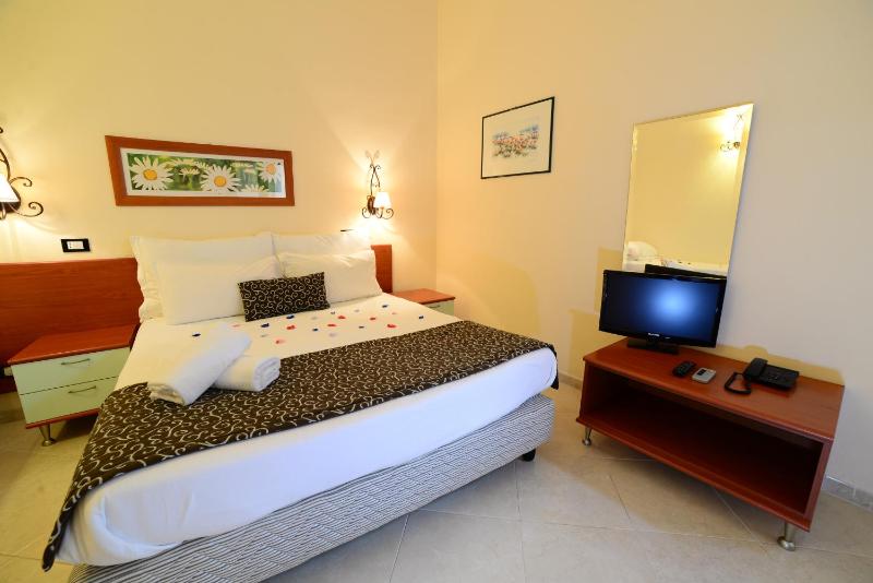 Standard Double Room image 2