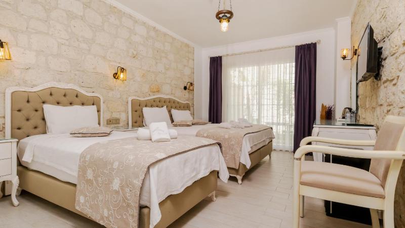 Deluxe Triple Room image 3