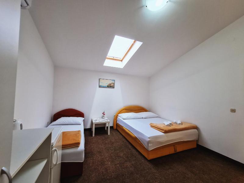 Triple Room with Private Bathroom image 3