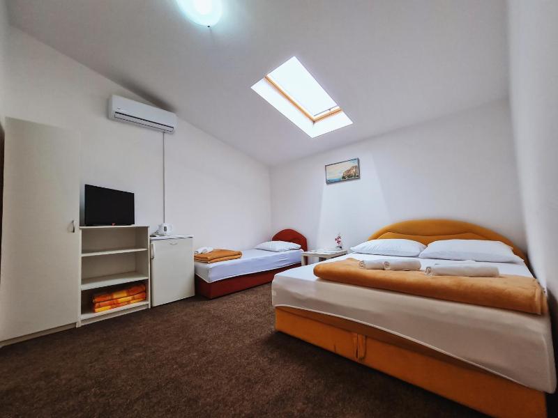 Triple Room with Private Bathroom image 4