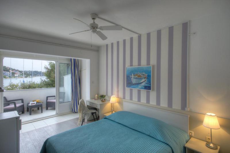 Double Room with Balcony and Sea View image 3