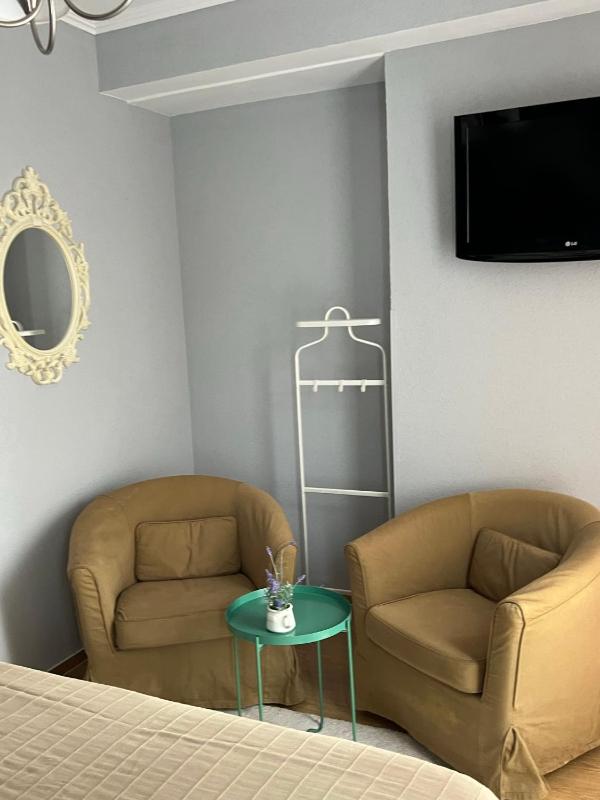 Queen Room with Balcony image 3