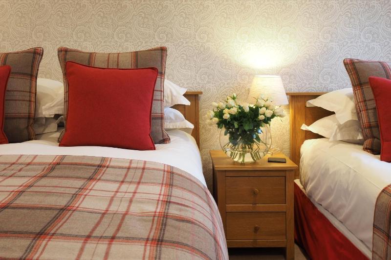 Superior Twin Room image 3