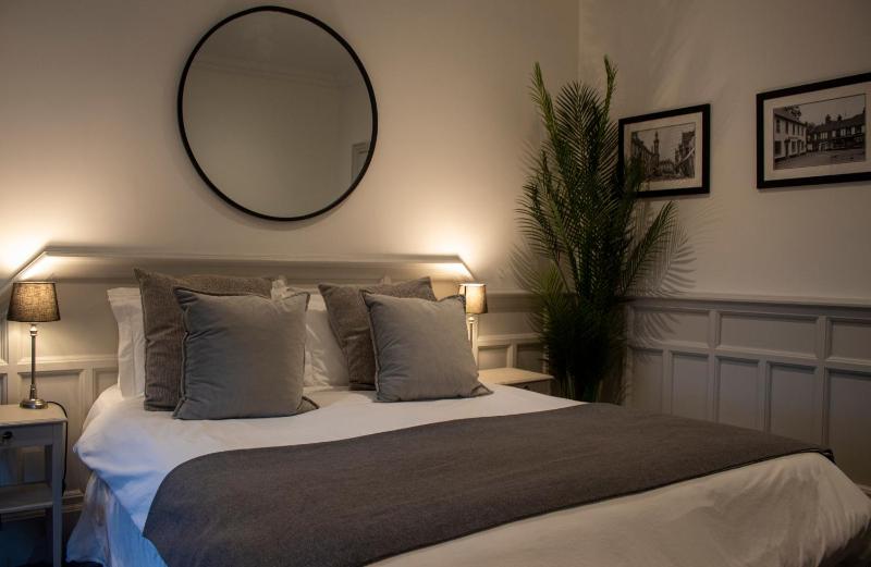Small Double Room image 2