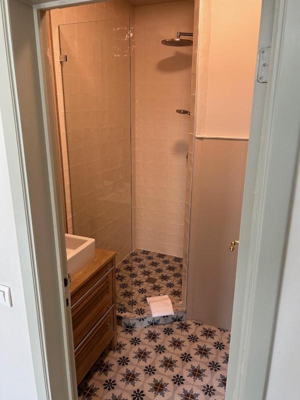 Comfort Queen Room with cathedral View image 4