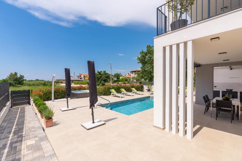 Villa Lucia with Jacuzzi and Private Pool - image 7