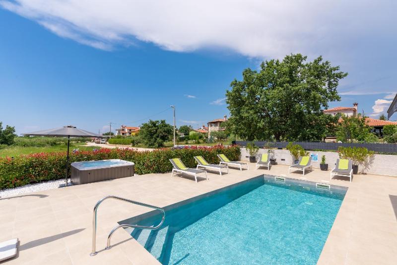 Villa Lucia with Jacuzzi and Private Pool - image 32