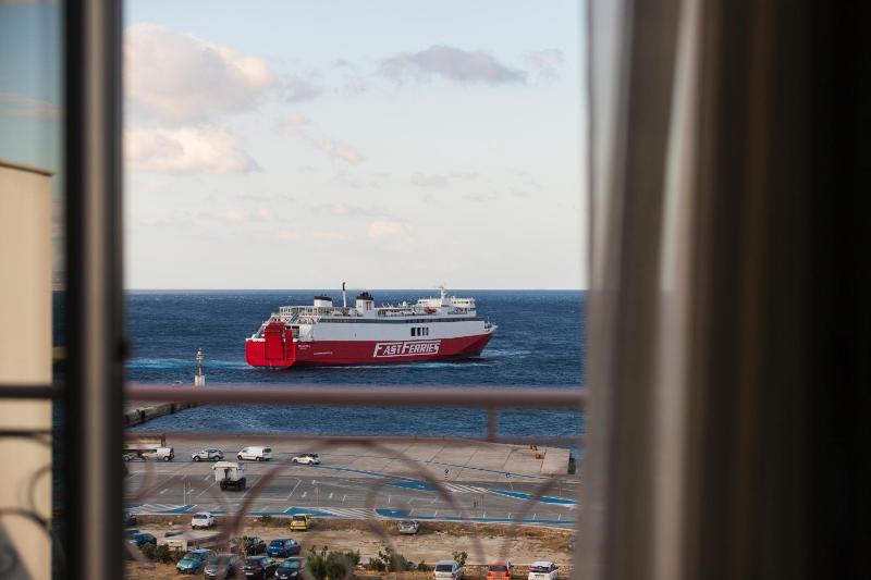 Deluxe Suite with Sea View image 4