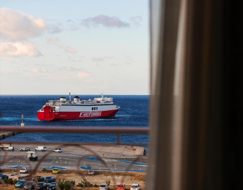 Deluxe Suite with Sea View image 3