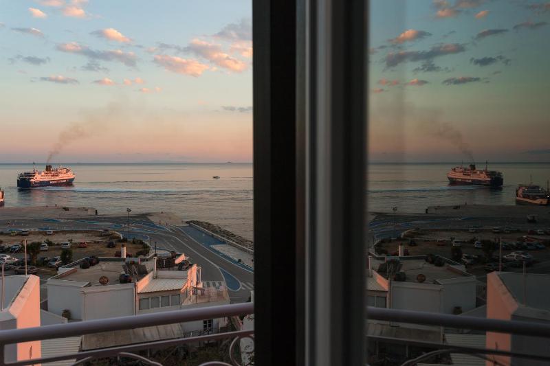 King Suite with Sea View image 4