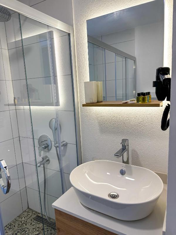 Double Room with Balcony image 4