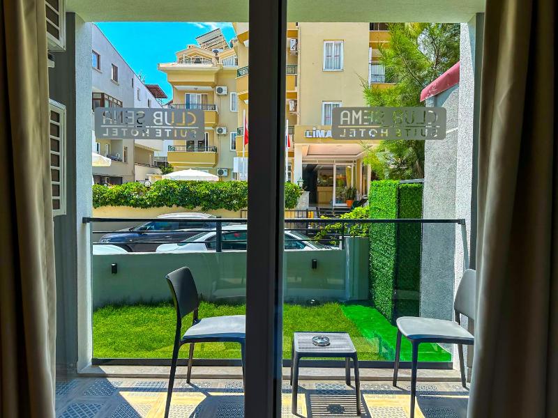 Double Room with Balcony image 2