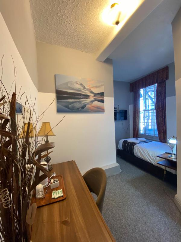 Single Room image 3